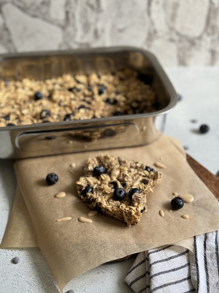 Gebackene Haferflocken Schnitte (Baked Oats) vor Backform mit Baked Oats Auflauf