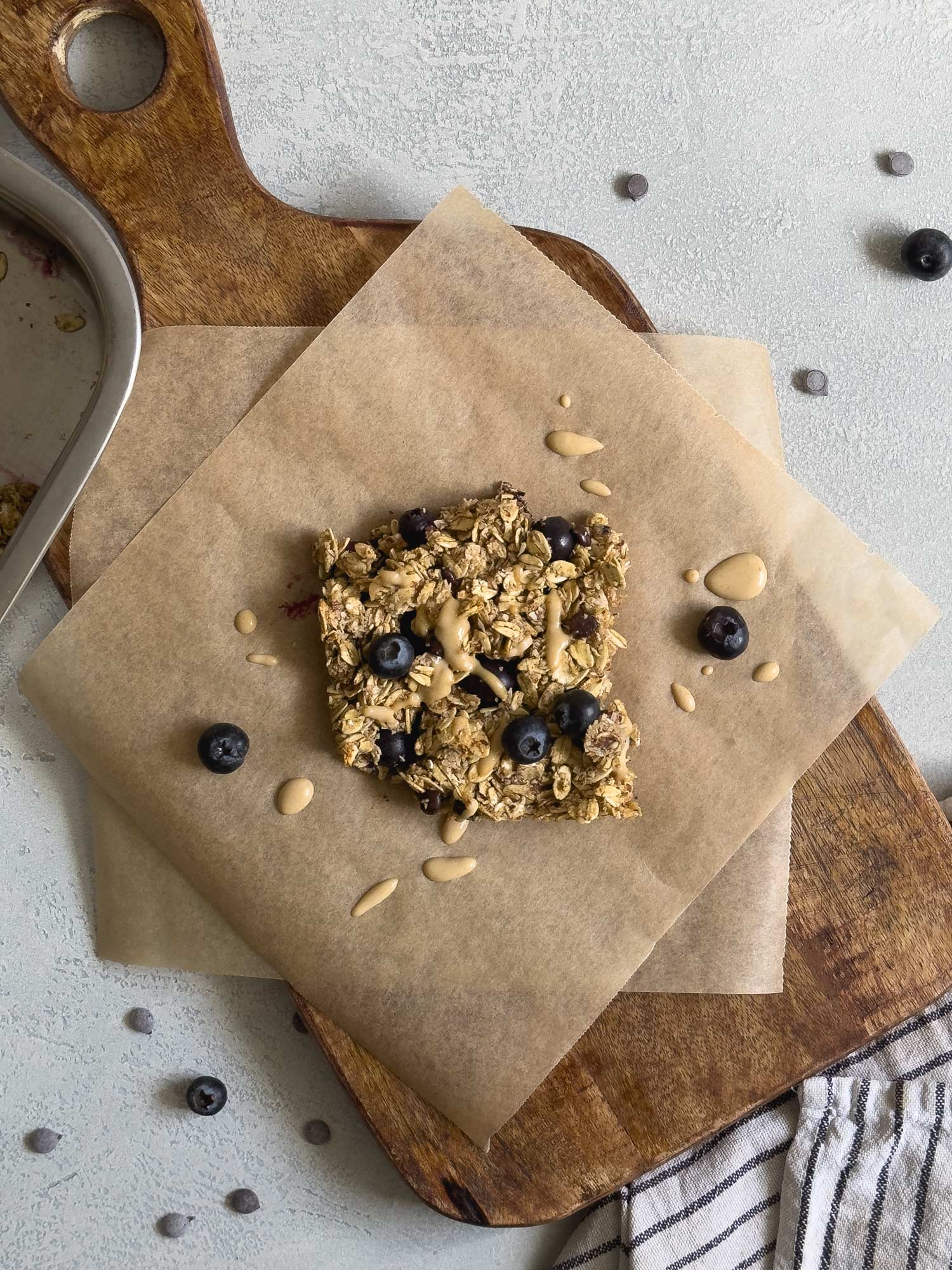 Ein Stück Haferflockenauflauf (Baked Oats) auf einem Holzbrett