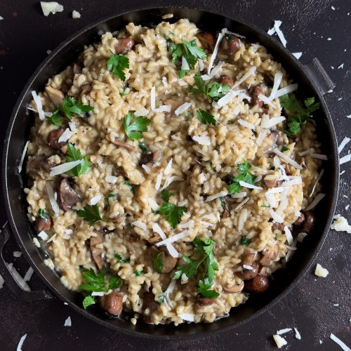 Risotto mit Pilzen, Parmesan und Petersilie in Pfanne