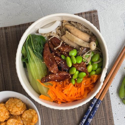Asiatische Bowl mit Hoisin Sauce und Gemüse